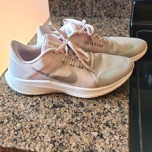 Nike quest running shoes